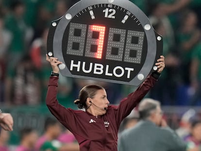 La árbitra Stephanie Frappart muestra el tiempo de descuento durante un partido de este Mundial.