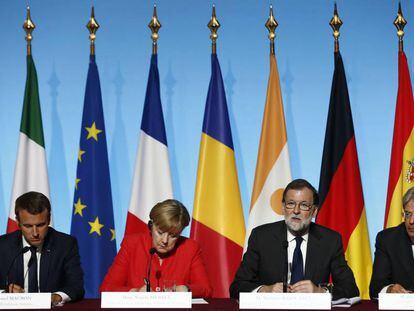 Macron, Merkel, Rajoy y Gentiloni en rueda de prensa este lunes en París.