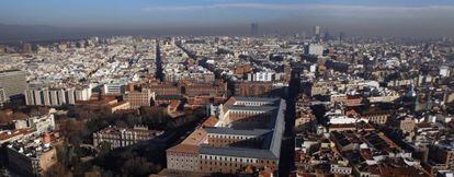 Vista panorámica de Madrid con la 'boina' de contaminación al fondo.