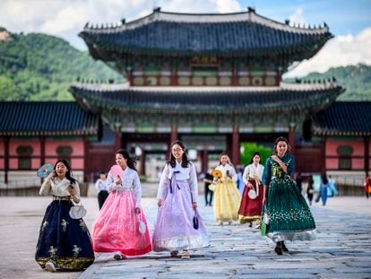 Un grupo de surcoreanas con vestidos tradicionales, en Seúl.