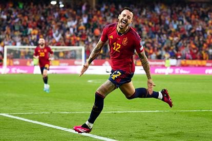 Joselu después de marcar el tercer gol de España, segundo en su cuenta personal, en el partido de clasificación para la Eurocopa contra Noruega, en la Rosaleda este sábado.