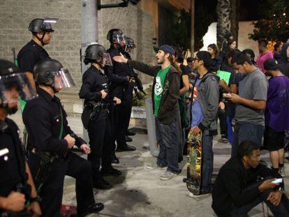 La policia envolta un grup de manifestants, dimecres a Los Angeles.