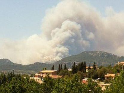 La columna de humo es visible a kilómetros de distancia.