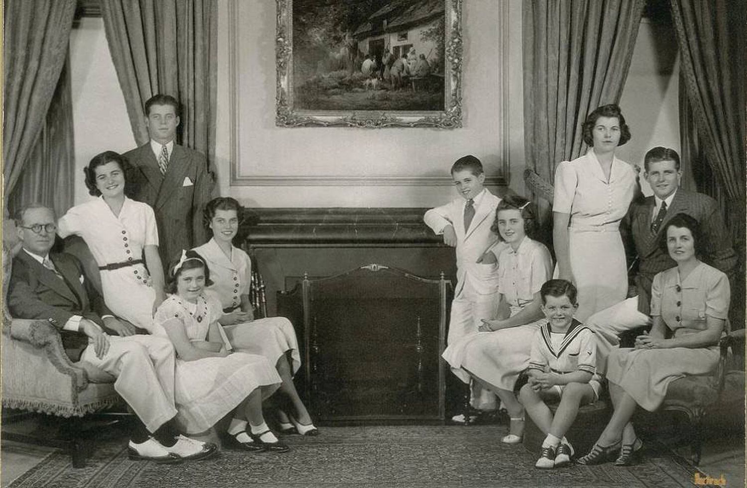 La familia Kennedy en el salón de su casa de Bronxville en Nueva York, de 1938.