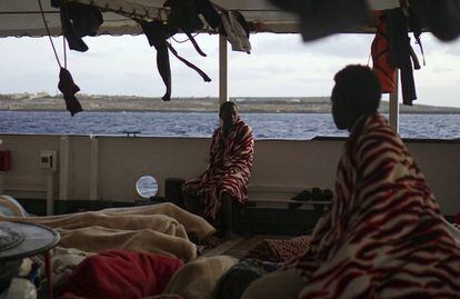 Migrantes abordo del 'Open Arms' cerca de la isla de Lampedusa, este jueves.