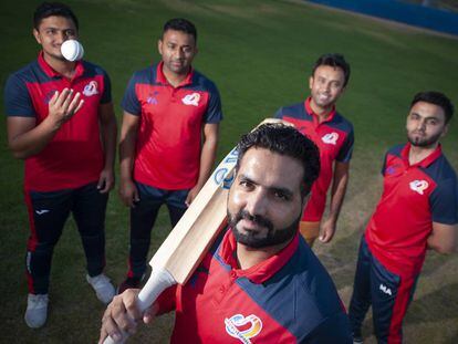 Desde la izquierda, los jugadores de la selección de críquet Hamza Saleem Dar, Yasir Ali, Awais Ahmed, Zulqarnain Haider y Mohamed Asjer.