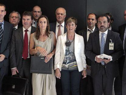 Arantza Tapia, en el centro, junto a representantes de patronales y empresas.