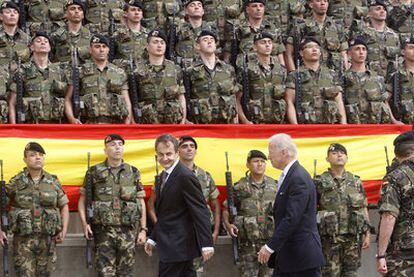 José Luis Rodríguez Zapatero y Joe Biden en la base de la Brigada Paracaidista (Bripac).