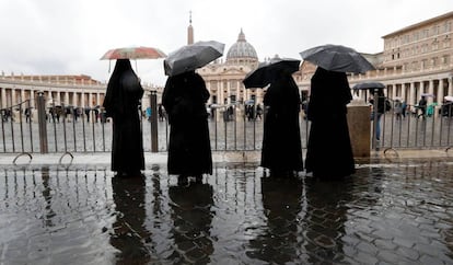 Un grupo de monjas, frente a la basílica de San Pedro en el Vaticano.