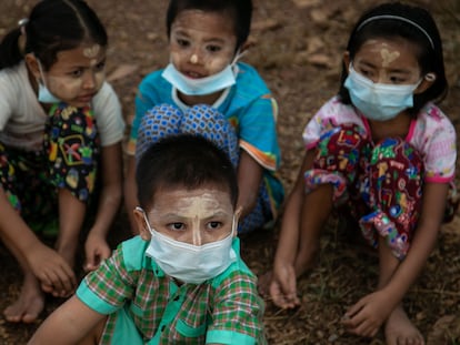 Cuatro niños asisten a un funeral en Rangún, Birmania.