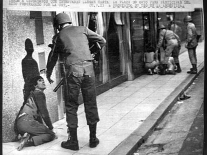 La represi&oacute;n durante la dictadura militar argentina (1976-1983) es uno de los temas que Juan Gelman trata en el libro &quot;Hoy&quot;. 