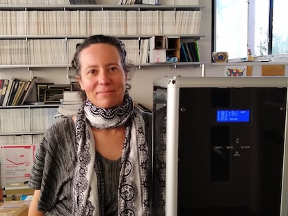 La investigadora Arantza Eiguren, con un aparato similar al utilizado para capturar los coronavirus, el miércoles, en Berkeley (EE UU).
