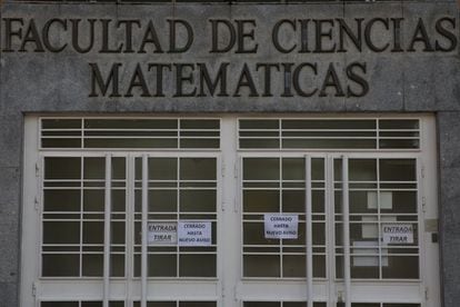 Entrada de la Facultat de Ciencias Matemáticas de la Universidad Complutense de Madrid, cerrada por la pandemia.