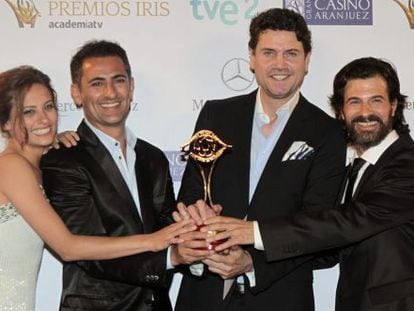 Marcelo Pacheco y Pepe Reyes, galardonados por Isabel entre Michelle Jenner y Rodolfo Sancho. 