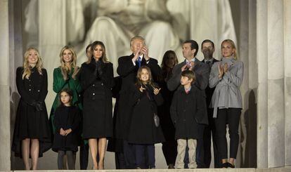 Donald Trump con su familia en el monumento a Lincoln.
