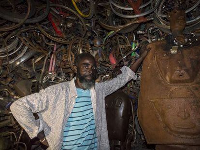 Meissa Fall, en su taller de bicicletas en Saint Louis (Senegal), junto a una de sus esculturas.