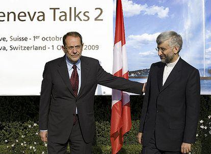 Javier Solana, el jefe de la diplomacia europea, a la izquierda, saluda a Said Yalilí, el negociador nuclear iraní, minutos antes de comenzar la cumbre en Génova.