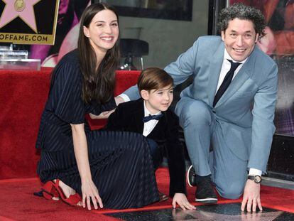 Gustavo Dudamel, junto a su esposa Maria Valverde y su hijo Martin, al descubrir su estrella en el Paseo de la Fama de Los Ángeles, el pasado martes.