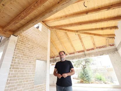 Pablo Farfán, arquitecto que ha diseñado una vivienda de la localidad de Rincón de la Victoria (Málaga) en la que se ha utilizado madera de los recientes incendios de la zona.