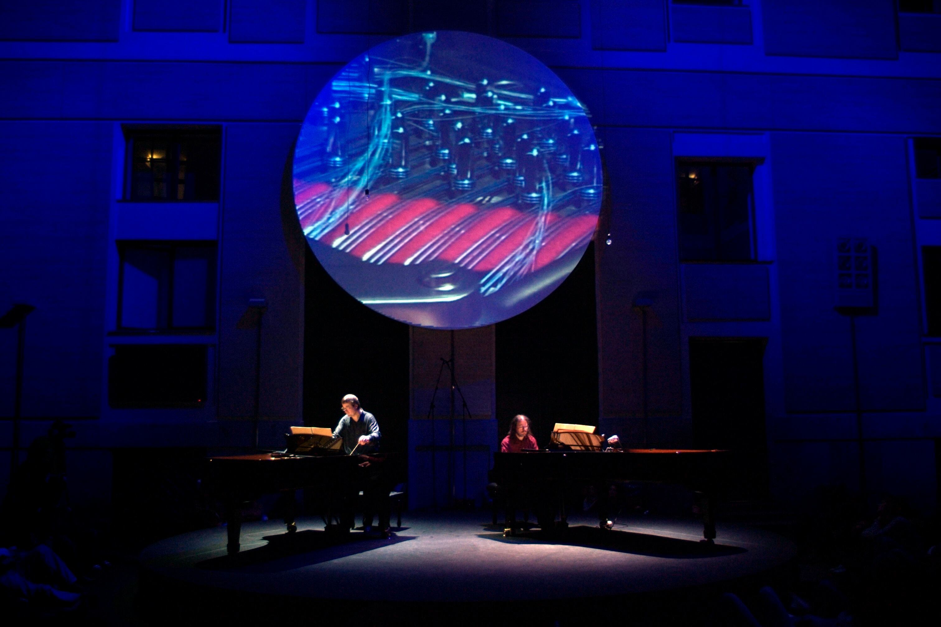 La exposición 'Un piano preparado', arranque de una retrospectiva histórica para celebrar el 20º aniversario de La Casa Encendida, toma su nombre de la performance en homenaje a John Cage celebrada en su patio en 2006.