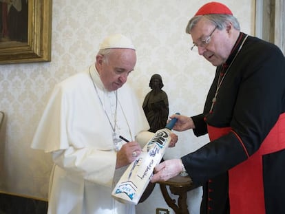 El papa Francisco, con el cardenal George Pell