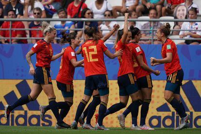 Las jugadoras de la selección española celebran el gol.