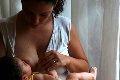 En las mastitis agudas, se va a presentar una zona endurecida o enrojecida en el pecho, que es dolorosa al tacto