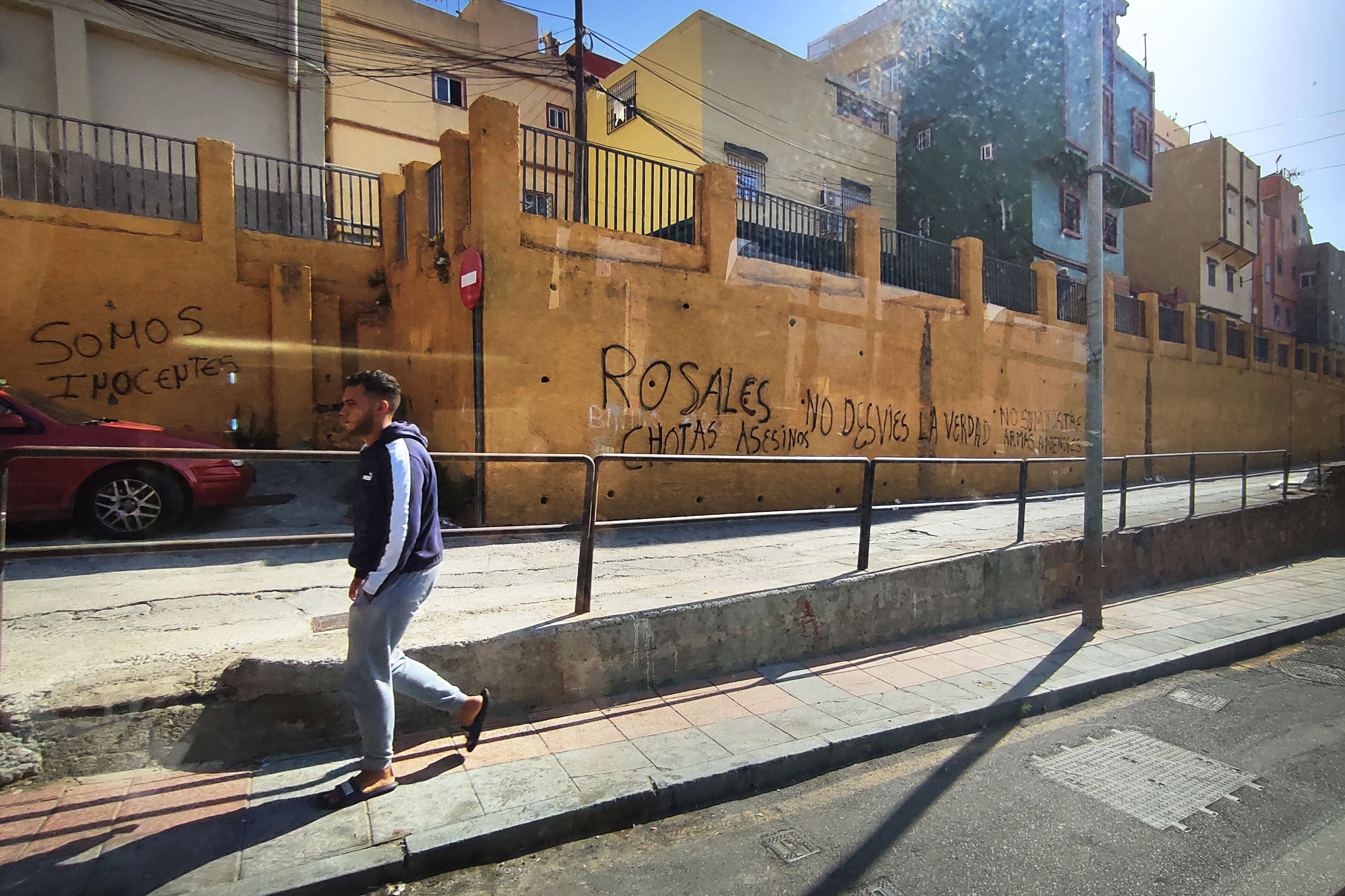 Un hombre caminaba el miércoles por el barrio de El Príncipe Alfonso, en Ceuta.