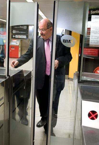 Manel Nadal utiliza una T-10 en el metro de Barcelona.