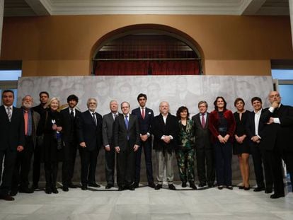 Foto de familia en homenaje a la generaci&oacute;n del 27, este mi&eacute;rcoles en el Ateneo de Sevilla.