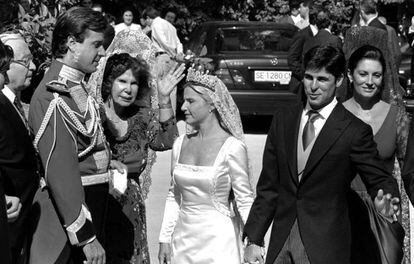 Boda de Eugenia Martínez de Irujo, hija de Cayetana de Alba, con Francisco Rivera Ordóñez en el Palacio de Dueñas en Sevilla en octubre de 1998. En la imagen, de izda a dcha, Jesús Aguirre, Cayetano Martínez de Irujo, Cayetana de Alba, Eugenia Martínez de Irujo, Francisco Rivera Ordóñez y Carmina Ordóñez.