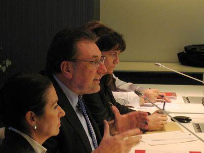 Josep Lluís Cleries, junto a los representantes de las entidades sociales.