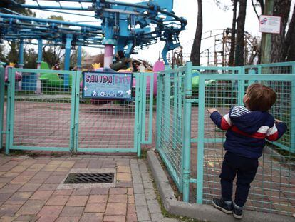 Un niño en las inmediaciones de una atracción infantil del Parque de Atracciones durante el Día del Padre.