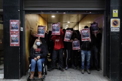 Algunos manifestantes se han concentrado ante la sede de ERC.