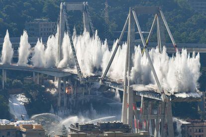 Los explosivos hacen volar por los aires el puente Morandi de Génova (Italia). Los dos principales pilares de lo que quedaba del viaducto, cuyo derrumbe causó 43 muertos en agosto de 2018, fueron destruidos con explosivos este viernes, 28 de junio de 2019, para permitir la construcción de una nueva infraestructura.