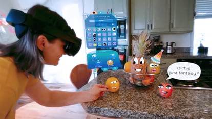 Una usuaria porta unas gafas Meta Quest Pro, con las que interacciona con unas frutas reales.
