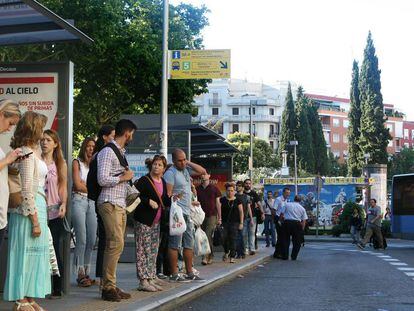 Usuarios de la línea 5 de Metro esperan a los buses sustitutivos de la EMT.