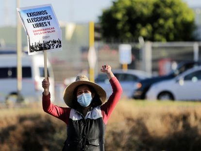 Una manifestante protesta frente a la planta de General Motors en Silao, en febrero.