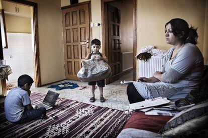 Maha Alwande es una mujer Irakí refugiada en Estambul hace ocho meses. Próximamente tendrá que abandonar el apartamento que alquiló con sus últimos ahorros por no tener más dinero para pagar la mensualidad. Prepara las fotos y su carta de refugiada. No tiene donde ir.Todos los objetos personales de ella y sus dos hijos ya se encuentran junto a la puerta esperando el día del desahucio.