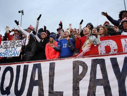 Un grupo de aficionadas pide igualdad salarial en el fútbol. En vídeo, así celebró Estados Unidos su título mundial en Nueva York.