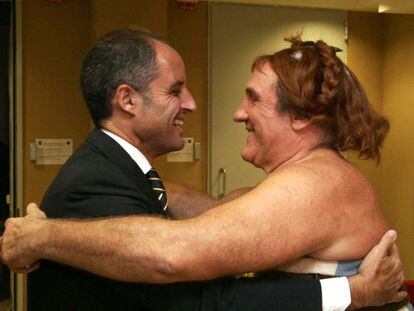 El presidente de la Generalitat Valenciana, Francisco Camps, abraza al actor Gerard Depardieu en los estudios de la Ciudad de la Luz en 2006. 