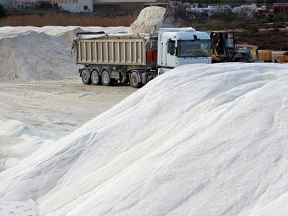 Las salinas de Torrevieja, que son la mayor explotación salinera de España, enviará a lo largo de este lunes más de 3.500 toneladas extra de sal a Madrid para el deshielo de las calles y carreteras.