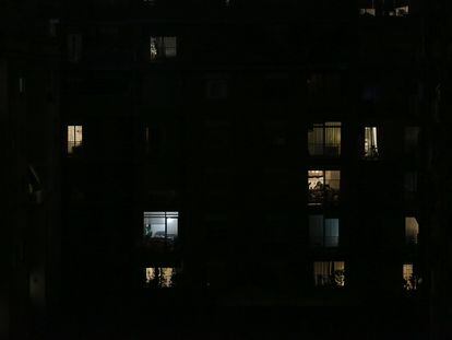 Por la noche, las luces de interior también hablan: un blanco azulado, un ocre intenso, un punto que titila en las entrañas...