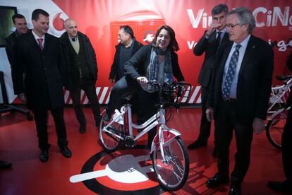 Sònia Recasens, tinent d'alcalde, prova una bicicleta elèctrica.