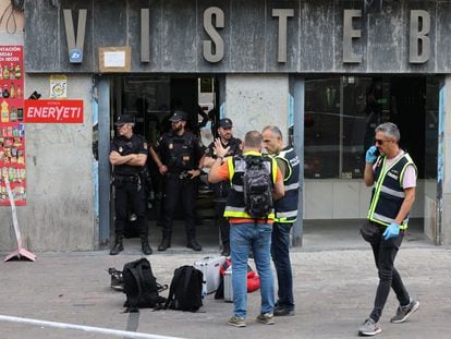 Miembros de la policía en el lugar del asesinato de una comerciante en la plaza de Tirso de Molina en Madrid.