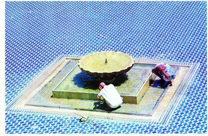El momento de la ablución (purificación por medio del agua) en el patio de la mezquita de Fez, en Marruecos, una de las fotografías incluidas en el libro 'El enigma del agua en Al-Andalus' (Lunwerg, 2011), de Cherif Abderrahman Jah, con fotografías de Inés Eléxpuru.
