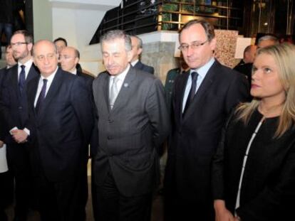 Mari Mar Blanco, primera por la derecha, escucha este lunes en Vitoria las explicaciones de la comisaria de la exposici&oacute;n sobre una foto del asesinato de su hermano Miguel &Aacute;ngel, junto a las autoridades presentes en la inauguraci&oacute;n. 