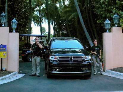 Agentes del FBI, a las puertas de la residencia de Mar-a-Lago, el lunes en Palm Beach (Florida).