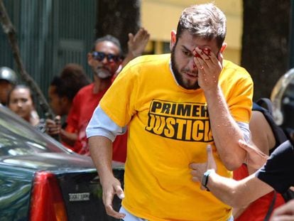 Una imagen de archivo del diputado opositor venezolano Juan Requesens agredido en una protesta, en Caracas.