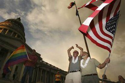 Una pareja celebra el levantamiento, en 2010, de la prohibición de las bodas gais en California.